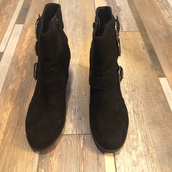 EUC!  Women’s Suede Wedge w/ functional zipper. - Picture 5 of 15